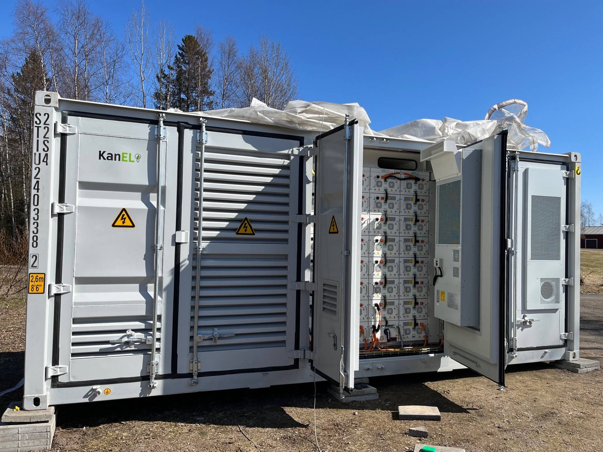 Storskalig battericontainer för nättjänster